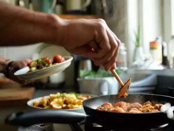 Meniul zilei, 8 mai: aperitiv cu spanac, varză cu porc și plăcintă cu mere