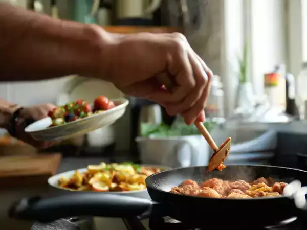 Meniul zilei, 8 mai: aperitiv cu spanac, varză cu porc și plăcintă cu mere