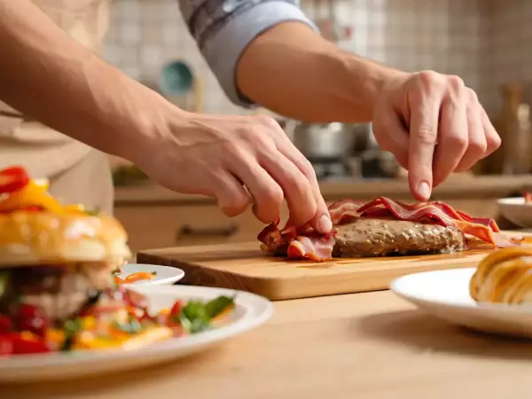 Meniul zilei, 7 mai: tartă aperitiv cu kaiser, ficat de pui în bacon și prăjitură buzdugan