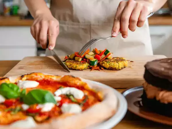 Meniul zilei, 4 mai: chifteluțe din dovlecel, pizza margherita și tort de biscuiți