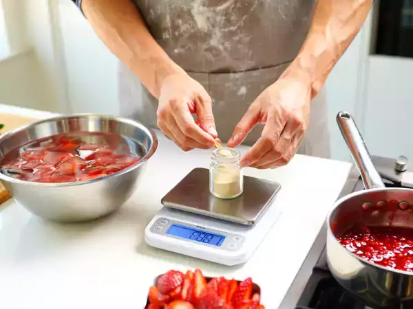 Agar-agar sau gelatină: cum faceți conversia fără să vă stricați deserturile?