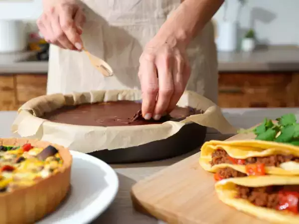 Meniul zilei, 18 mai: Quiche vegetarian, tortillas coapte cu carne de vită picantă și negresă delicioasă
