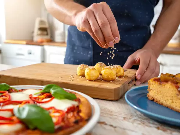 Meniul zilei, 20 mai: aperitive delicioase, pizza vegetariană și prăjitură cu mere