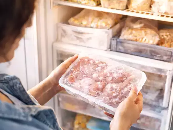 Ați uitat să dezghețați? Acest truc simplu o rezolvă în câteva minute și salvează orice masă