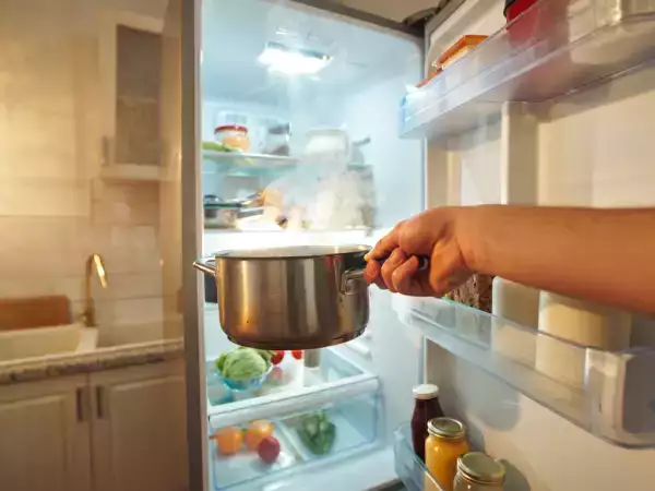 De ce este mai bine să lăsați o cratiță cu resturi să se răcească înainte de a o pune în frigider