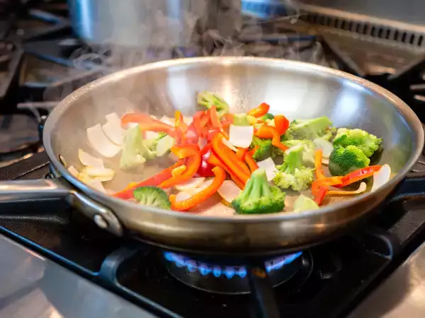 Tigaie din oțel inoxidabil: un truc simplu pentru a preveni lipirea alimentelor