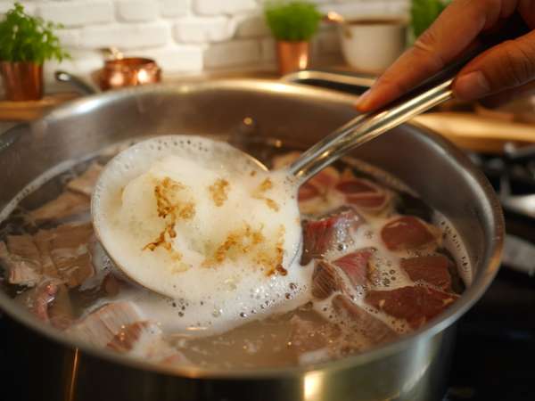Acea spumă ciudată de pe carne are o explicație care schimbă totul în bucătărie