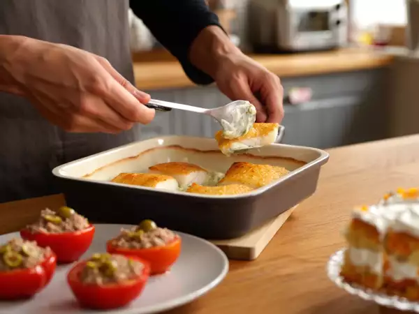 Meniul zilei, 26 mai: Răsfăț culinar cu roșii umplute, gratin de cod și tort cu căpșuni