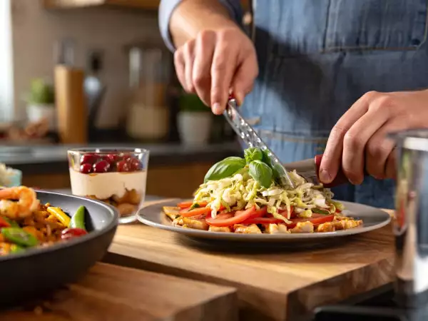 Meniul zilei, 28 mai: sandwich cu pui marinat, legume la wok și tiramisu cu căpșune