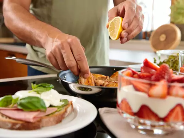 Meniul zilei, 31 mai: o călătorie culinară cu sandwich italian, pui cu lămâie și pavê de căpșuni