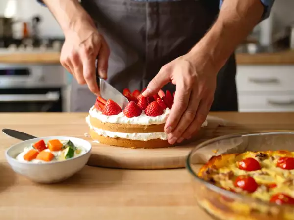 Meniul zilnic, 1 iunie: Flan de legume, Clafoutis cu roșii cherry și ton, Layer cake cu căpșune
