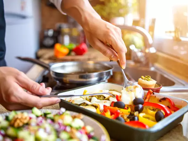 Meniul zilei, 30 mai: o explozie de arome cu salată picantă, ardei umpluți și fursecuri delicioase