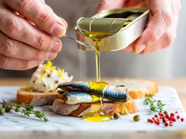 Aproape toată lumea aruncă uleiul de pe o conservă de sardine fără să realizeze ce pierde