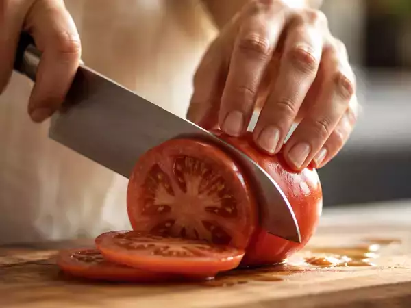 5 ingrediente care îți pot deteriora cuțitele fără ca tu să știi