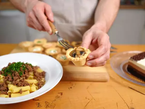 Meniul zilei, 8 iunie: Mini tarte cu ciuperci, paste cu carne de vita si tort cu trei ciocolate