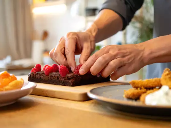 Meniul zilei, 10 iunie: choux cu somon, strips de pui și brownie cu zmeură