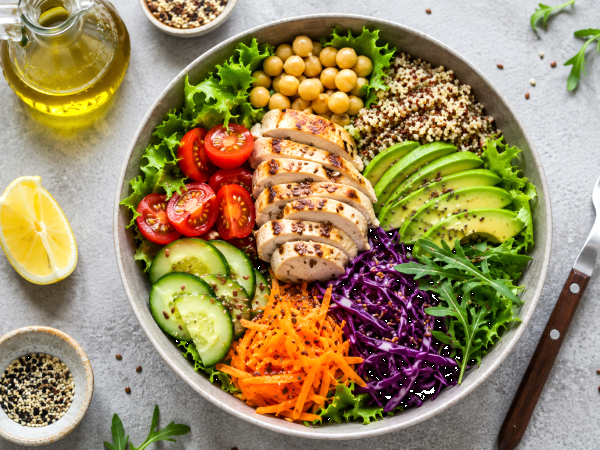 Ingredientele care vor face ca salatele tale să fie cu adevărat sățioase (și vor preveni senzația de foame de la ora 16:00)