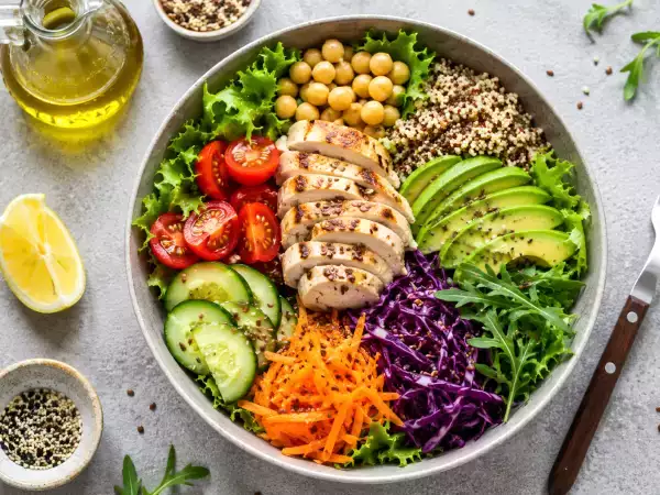 Ingredientele care vor face ca salatele tale să fie cu adevărat sățioase (și vor preveni senzația de foame de la ora 16:00)