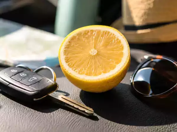 Mirosul de lămâie împotriva răului de mașină: când poate fi de ajutor și cum să-l folosești corect