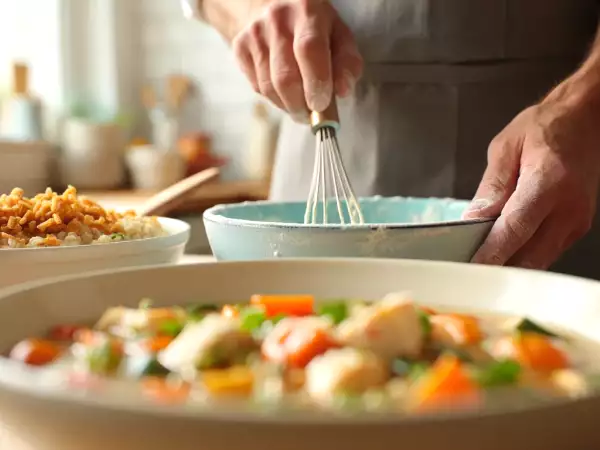 Meniul zilei, 27 iunie: humus cu ceapă, ciorbă de pește și chec pufos cu afine