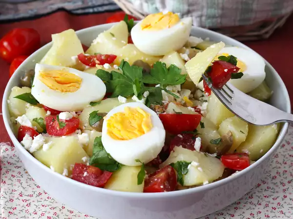 5 salate de cartofi ușoare și delicioase, pentru a ieși din rutina clasică fără a complica lucrurile în bucătărie