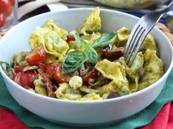 Salată rece de tortellini: puriștii vor strâmba din nas, dar se termină înaintea salatei de orez