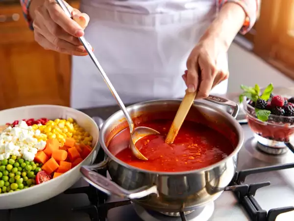 Meniul zilnic, 6 iulie: supă de roșii cu busuioc, salată de orez cu feta și cuburi de gheață cu fructe de pădure