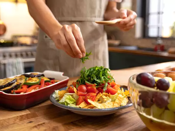 Meniu zilnic, 7 iulie 2026: boluri cu tortilla, tian de legume și sangria albă pentru o masă de vară