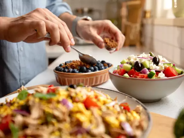 Meniul zilei, 1 iulie: salată grecească proaspătă, frango à brás reconfortant și blueberry crumble cake