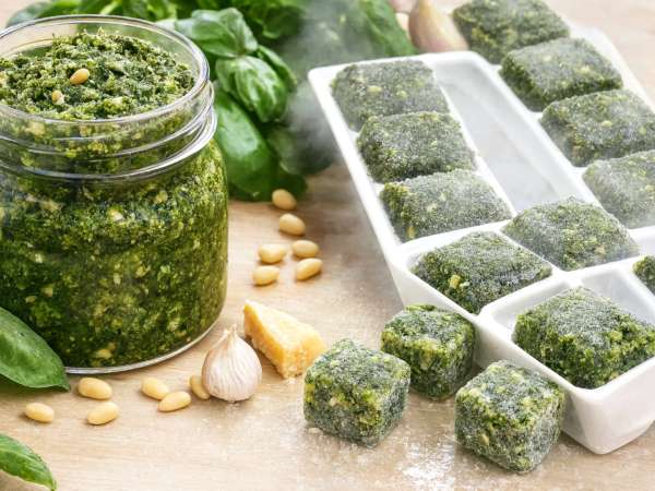 Pesto preparat vara și congelat pentru iarnă: cât timp se păstrează cu adevărat și cum trebuie procedat pentru a nu-l strica
