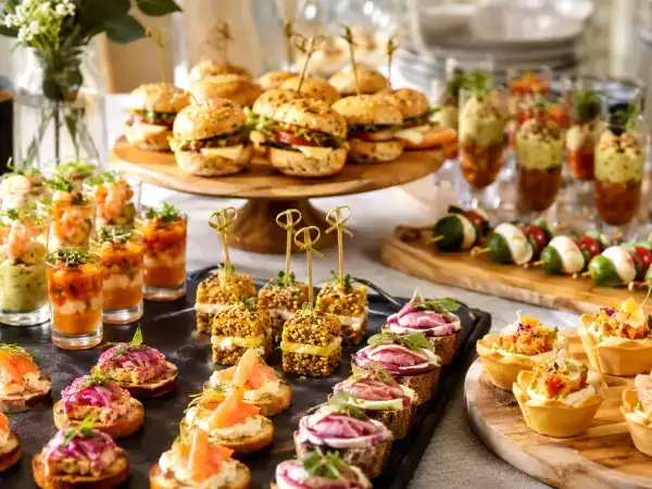 Bufet cu gustări de casă: 28 de rețete mini pentru un aperitiv demn de un catering profesionist