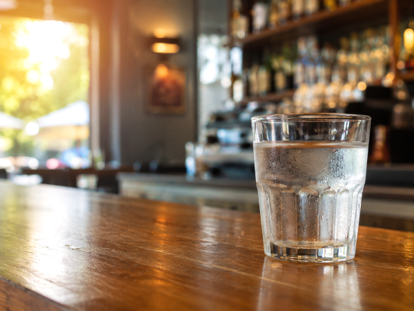 Caniculă: este un bar obligat să vă ofere un pahar cu apă dacă nu consumați nimic?