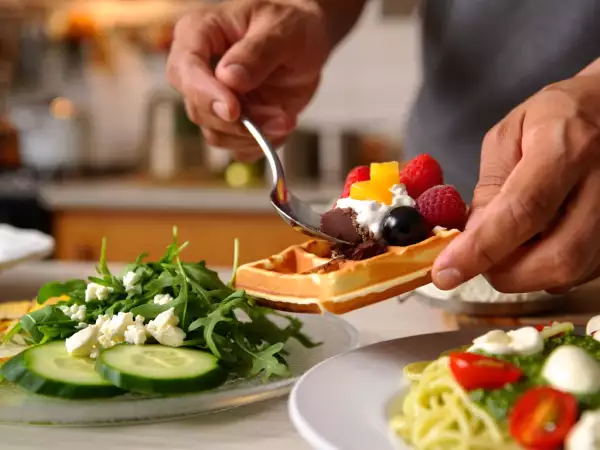 Meniul zilei, 10 iulie: Sandwich cu pepene, paste reci cu pesto și vafe delicioase