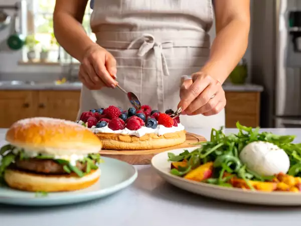 Meniul zilei, 12 iulie: cheeseburger, salată de vară cu caise prăjite și tartă stea cu fructe