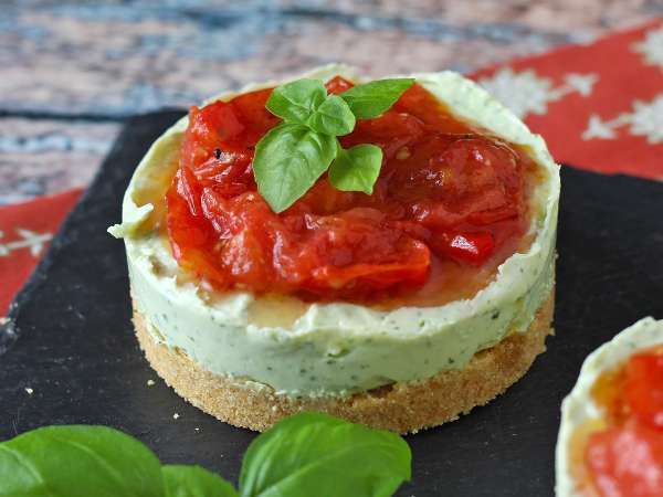 Cheesecake-uri sărate mici, în porții individuale: proaspete, cremoase și ușor de servit pentru orice ocazie