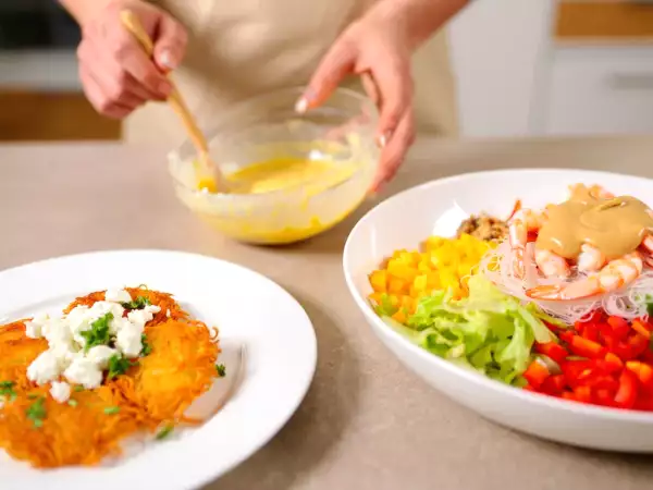 Meniul zilnic, 21 iulie: Ouă crocante cu feta, salată colorată cu creveți și caipirinha de maracujá