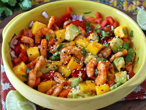 Salată de creveți și mango: o rețetă proaspătă, colorată și ușor de preparat, pe care o poți savura toată vara