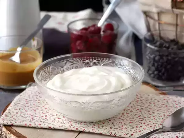 Skyr vs brânză slabă de vaci vs iaurt grecesc: ce oferă mai multe proteine şi mai puține calorii
