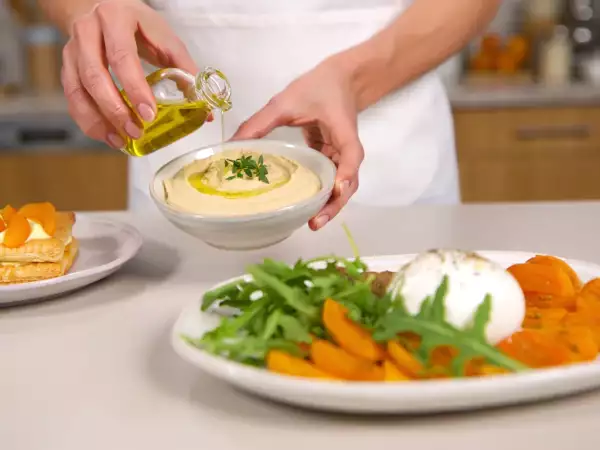 Meniul zilnic, 30 iulie: Hummus libanez, salată de vară cu caise prăjite și tartă oranaise