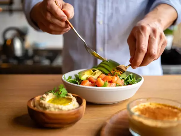 Meniul zilei, 7 august: humus cu avocado, poké bowl cu somon și mousse de caise