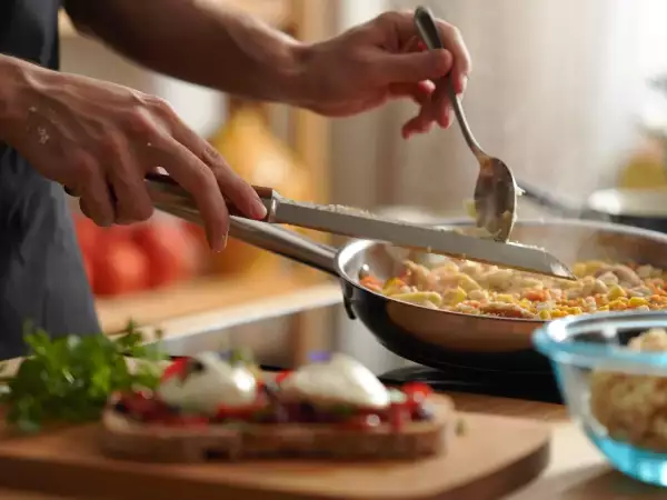 Meniul zilnic, 1 august: caise prăjite cu burrata, paella cu fructe de mare și ceai rece cu piersici