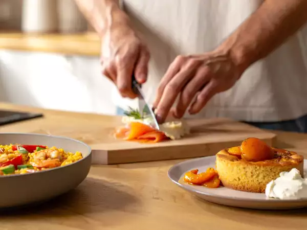 Meniul zilnic, 5 august: aperitiv tartinabil cu somon afumat, paella super rapidă și moelleux cu caise și mascarpone