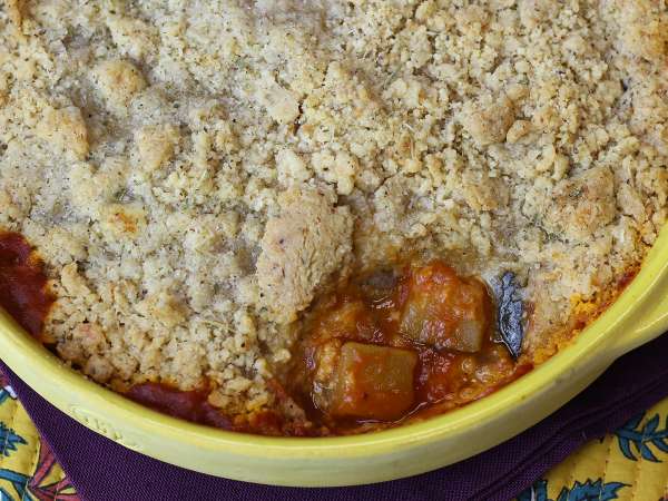 Acest crumble cu ratatouille se prepară dinainte și se poate servi atât cald, cât și rece!