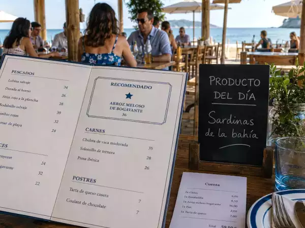 11 trucuri psihologice folosite în restaurante și baruri de pe plajă care te fac să cheltui mai mult și cum să le recunoști