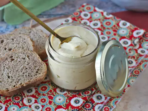 Este maioneza făcută în casă cu adevărat mai sănătoasă? Ce nu se vede din lista sa scurtă de ingrediente...