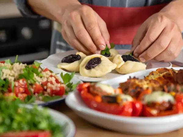 Meniul zilei, 13 august: tabbouleh libanez, ardei umpluți și găluște cu prune