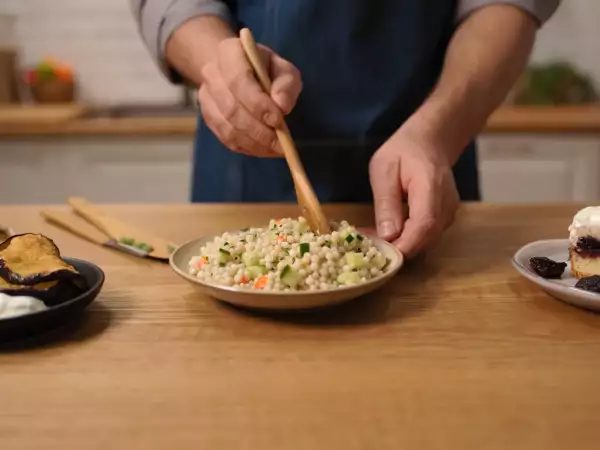 Meniul zilei, 15 august: vinete tempura, salată de cușcuș perlat cu surimi și prăjitură cu prune și brânză