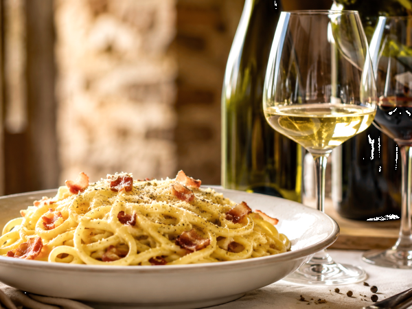 Cum să alegi vinul perfect pentru carbonara: sfaturi practice și asocieri recomandate de somelieri