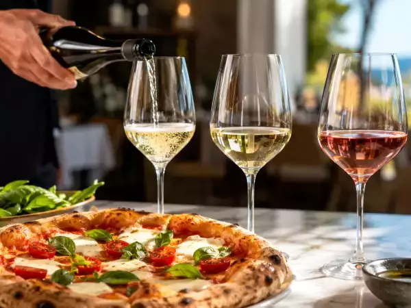 Cum să alegi vinul potrivit pentru fiecare tip de pizza: sfaturile esențiale ale somelierilor pentru tine