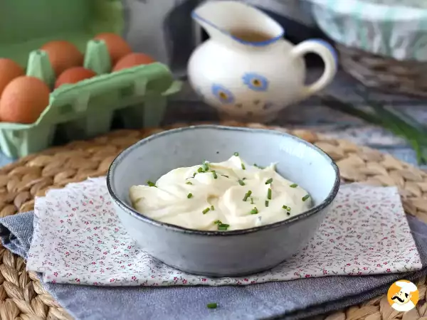Salata cu maioneză lăsată pe masă la peste 32°C — când devine nesigură și când trebuie aruncată?